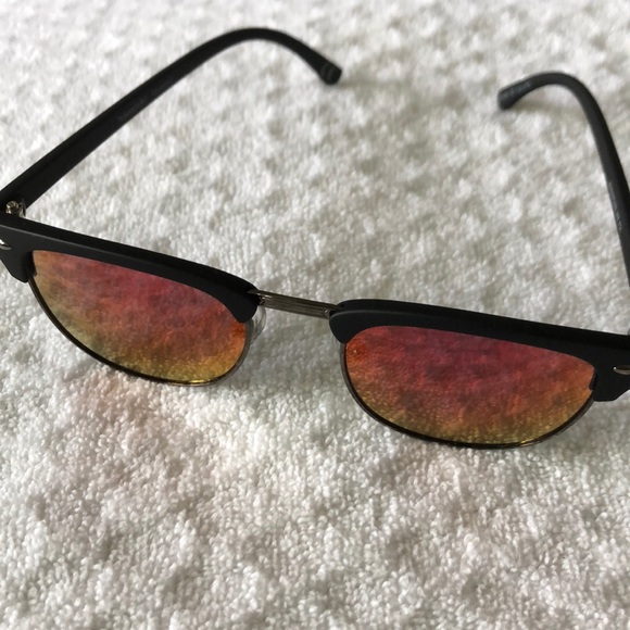 🏵2/$35🏵 Fashion Sunglasses - Picture 4 of 11